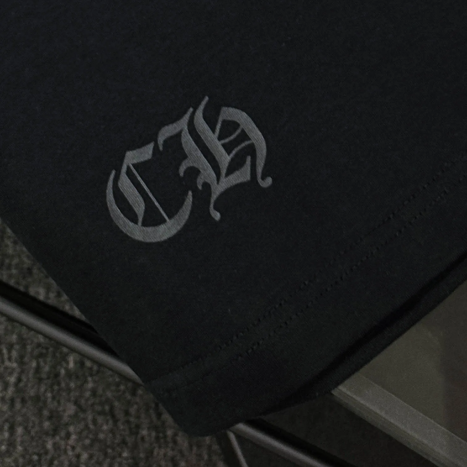 P170 Chrome Hearts 25 high-end versions. The fabric is made of 300 grams of high-density pure cotton. It does not deform or shrink. It has three labels. It is the same style for men and women. Technology: suede foaming + digital printing. Color: white, black. SIZE: S-XL.
